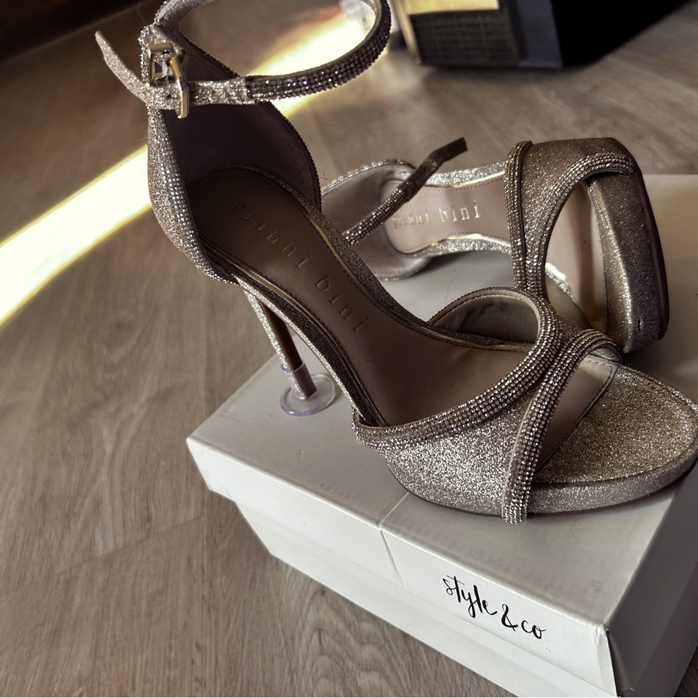 Gianna Bini Champagne heels